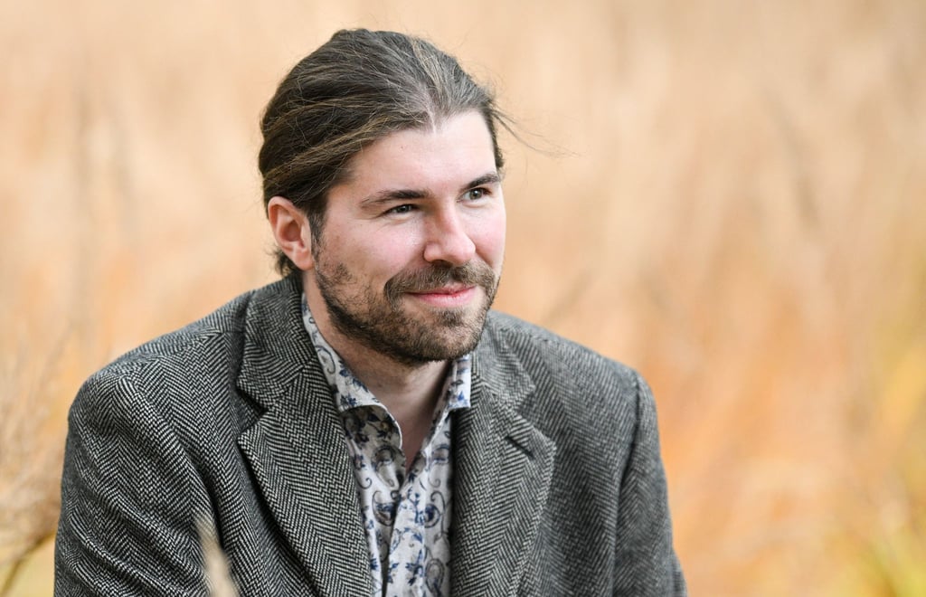 Der Dunkle Parabelritter fährt ein goldenes Mountainbike.