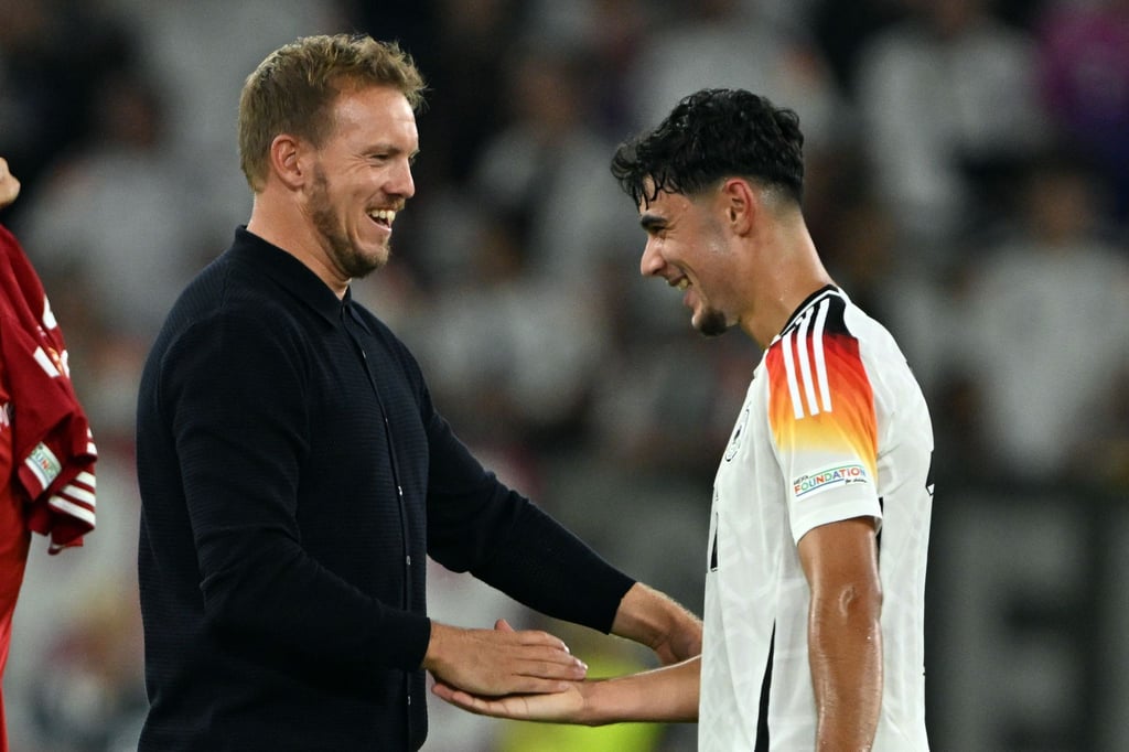 Julian Nagelsmann (l) und Aleksandar Pavlovic - der junge Münchner debütierte unter dem Bundestrainer in der Nationalmannschaft.