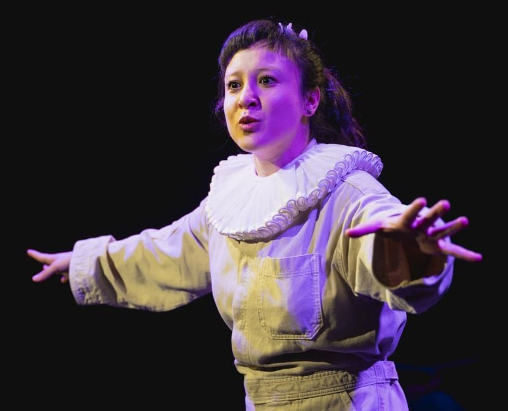 Im Stück "Schwäne" geht es um kleine Sorgen und große Sehnsüchte. Hier zu sehen ist Jenny Groß.