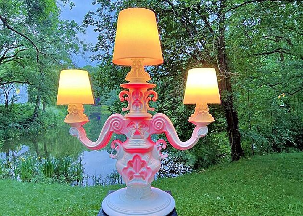 Auch übergroße Barockleuchter werden – stehend und hängend – gezeigt.