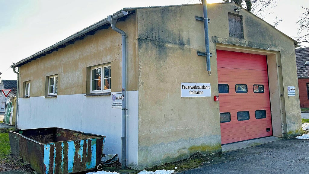 Das Feuerwehrhaus in Staffelde ist marode und hat Risse. Ein Neubau ist laut Stadtverwaltung ausgeschlossen.