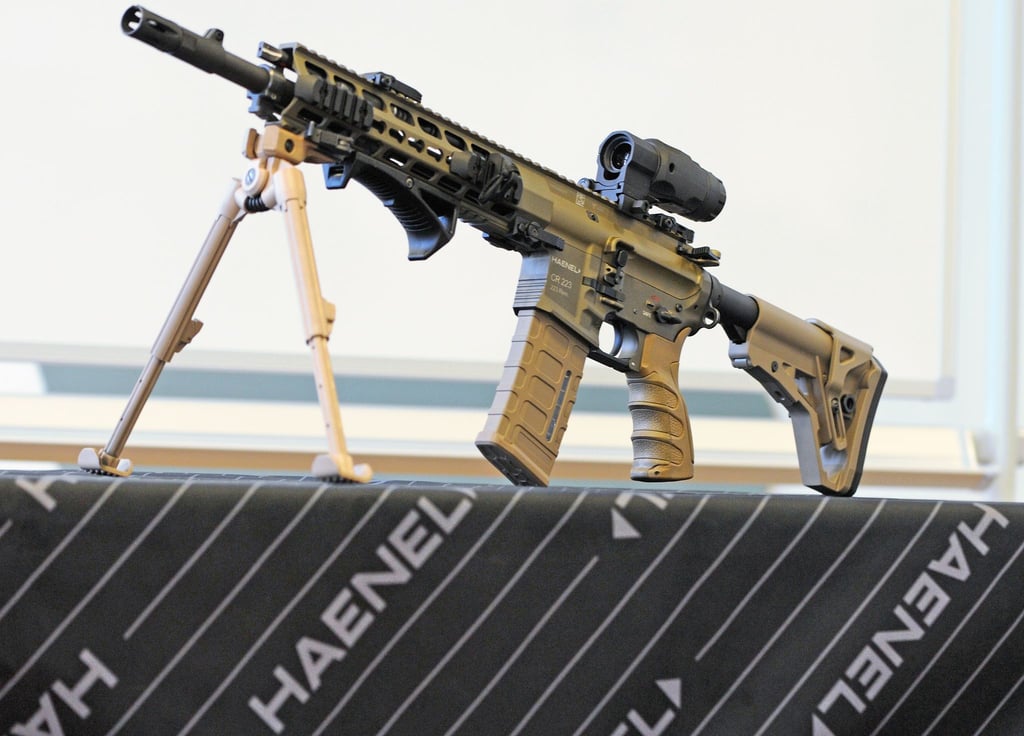 Das Sturmgewehr des Modells CR223 bei einer Präsentation von Haenel im Jahr 2021.