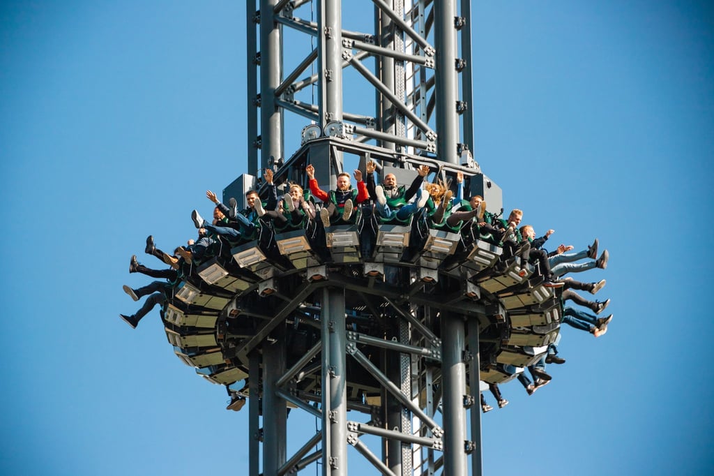 Ostsee im Blick, dann geht's abwärts: Der Freifall-Turm „Highlander“ ist eine der Attraktionen im Hansa-Park.