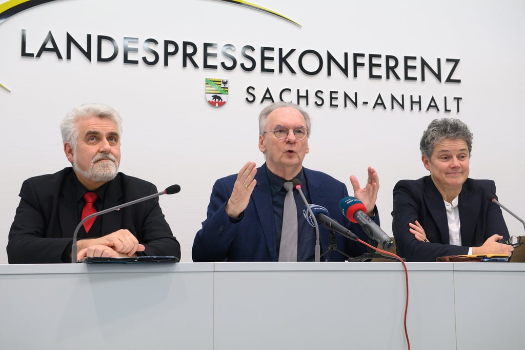Sie müssen sich auf ein gemeinsames Votum einigen: Armin Wilingmann (SPD, von links), Reiner Haseloff (CDU) und Lydia Hüskens (FDP).