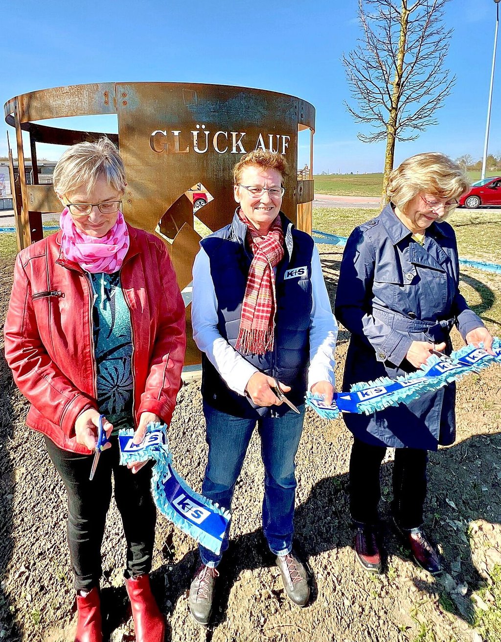Oberbürgermeisterin Silvia Ristow (von links), Werksleiterin Dorothee Telaar und Steffi Damme, ehemalige Ideenmanagerin des K+S-Salzwerks Bernburg, mit dem symbolischen Scherenschnitt zur Einweihung.