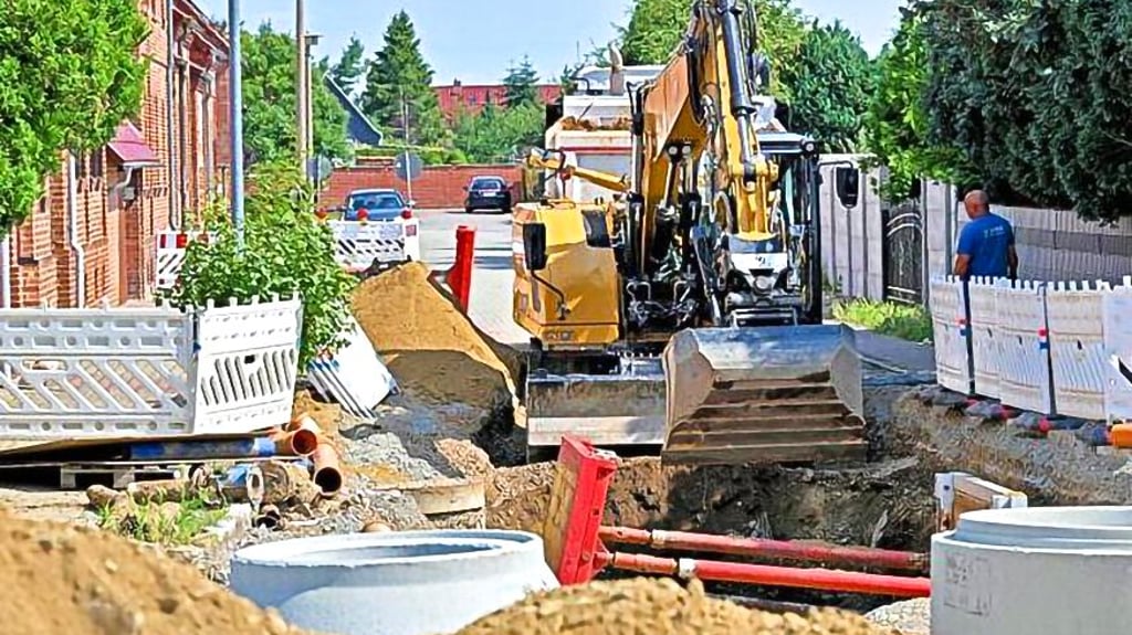 Der Kanalbau in Nachterstedt wurde nach den ersten Anfängen eingestellt, da die Firma Probleme hatte. Eine andere Baufirma hat übernommen, möchte nun aber von der Stadt mehr Geld. Das stößt nicht auf Gegenliebe.