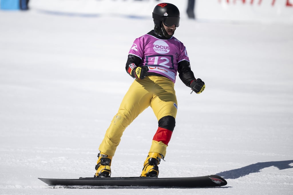 Snowboarder Stefan Baumeister jubelt über die Silbermedaille bei der WM.