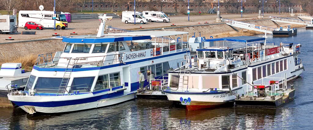 Die „Sachsen-Anhalt“ und die „Stadt Magdeburg“, die beiden Ausflugsschiffe der Weißen Flotte, sind bereit für den Start in die Saison.