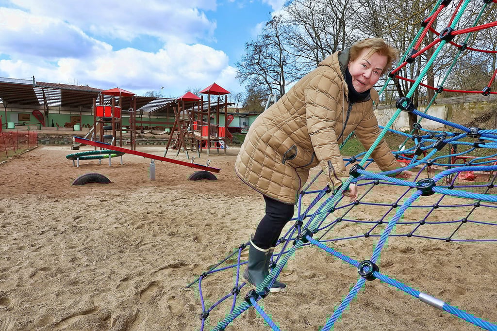 Der Spielplatz im Tierpark Walbeck ist nach Umbau um zwei Attraktionen reicher. Tierparkchefin Marlies Stock testet die neuen Geräte.