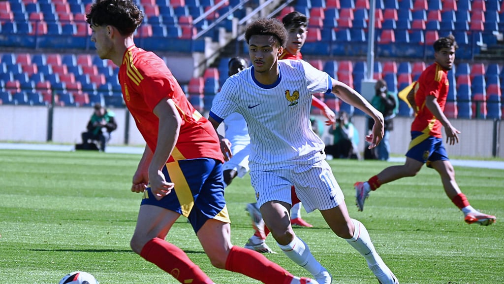Tidiam Gomis für die U19 am Ball gegen Spanien.