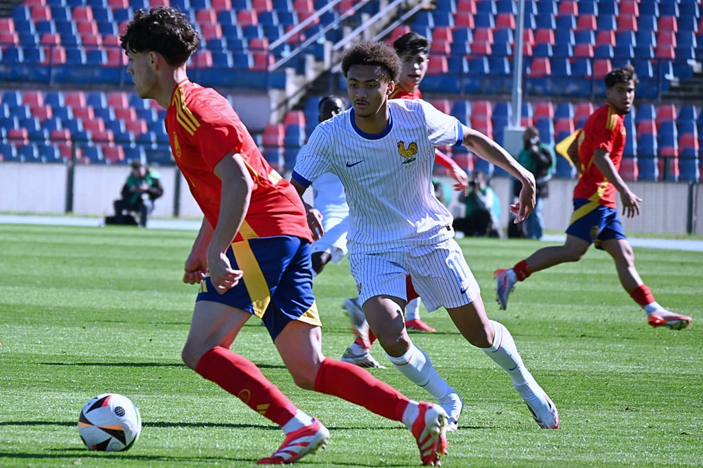 Tidiam Gomis für die U19 am Ball gegen Spanien.