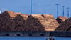 Holz wird vor dem Transport begast, um es etwa vor Borkenkäfern zu schützen.