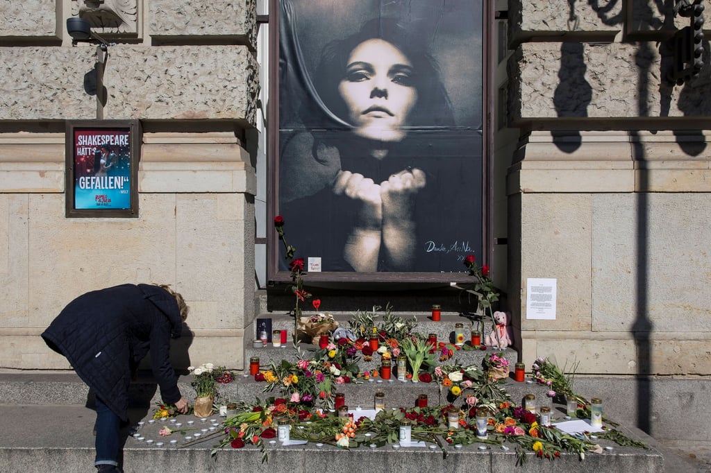 Rosenstolz-Sängerin AnNa R. ist gestorben: Fans und Kollegen bekunden ihr Beileid am Gedenkort in Berlin.