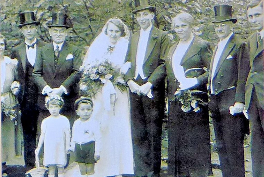 Die Hochzeit von Ilse und Rolf Freiberg: Neben dem Bräutigam stehen Ilses Eltern, Frieda und Sally Lewy, neben der Braut Julius Freiberg.