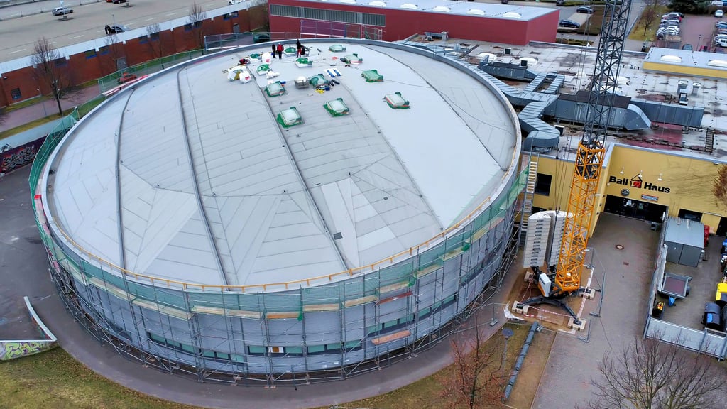 Das Sport- und Freizeitzentrum Ballhaus am Seegraben aus der Drohnen-Perspektive.