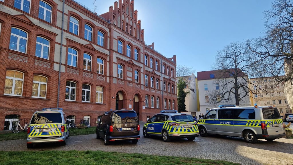Nach einer Bombendrohung in Halle wurde die Karl-Friedrich-Friesen-Grundschule im Medizinerviertel am Donnerstagvormittag evakuiert.