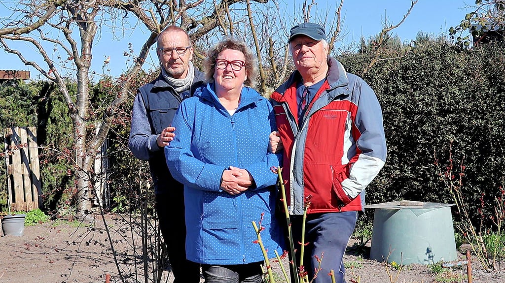 Sie sind oft in ihren Parzellen in der Havelberger Gartensparte „Einigkeit“ anzutreffen: Vorsitzender Detlef Weidemann (von links), Schatzmeisterin Annette Neumann und Peter Timpe.