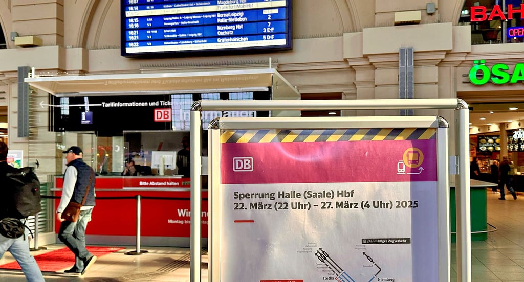 Im Hauptbahnhof Halle wird bereits auf die bevorstehende Sperrung ab dem Wochenende hingewiesen. Für knapp eine Woche lang hält hier kein Zug mehr.