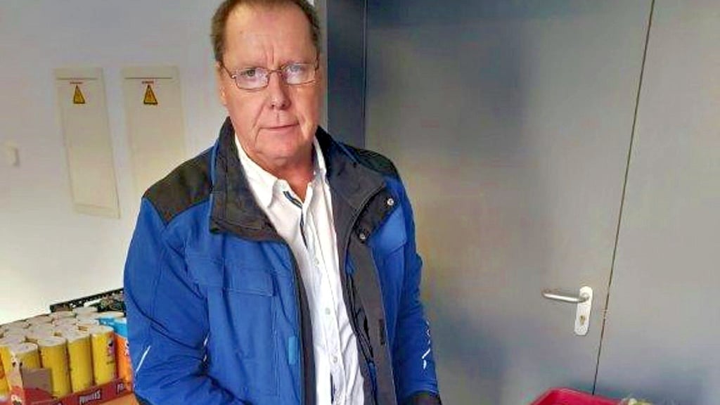 Ronald Kurek zeigt einige der Lebensmittelkisten.