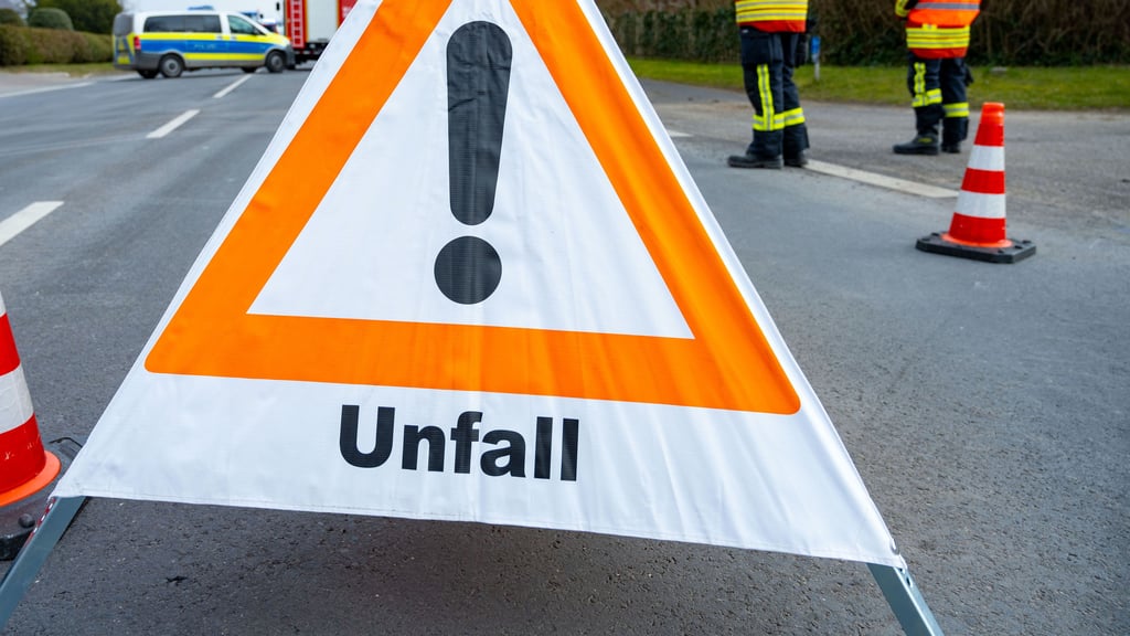 Polizei und Rettungskräfte waren in der Köthener Straße in Dessau gefordert.