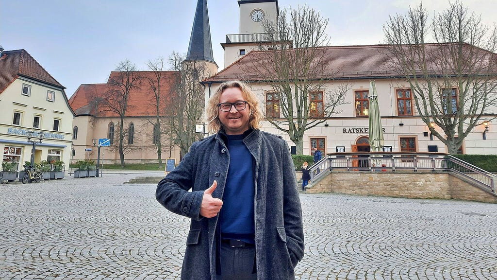 Einen Daumen nach oben gibt der Hohenmölsener Bürgermeisterkandidat Christoph König den Einwohnern der Gemeinde, die für ihn stimmen möchten.