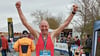 So sehen Sieger aus: Jens Peter ist nach 50 Kilometern Ultra-Marathon rund um den Hardtsee als Deutscher Meister im Ziel.