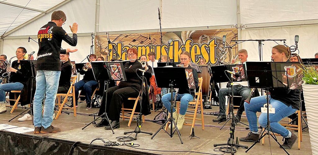 Das Blasmusikfest 2025 im Genthiner Volkspark.