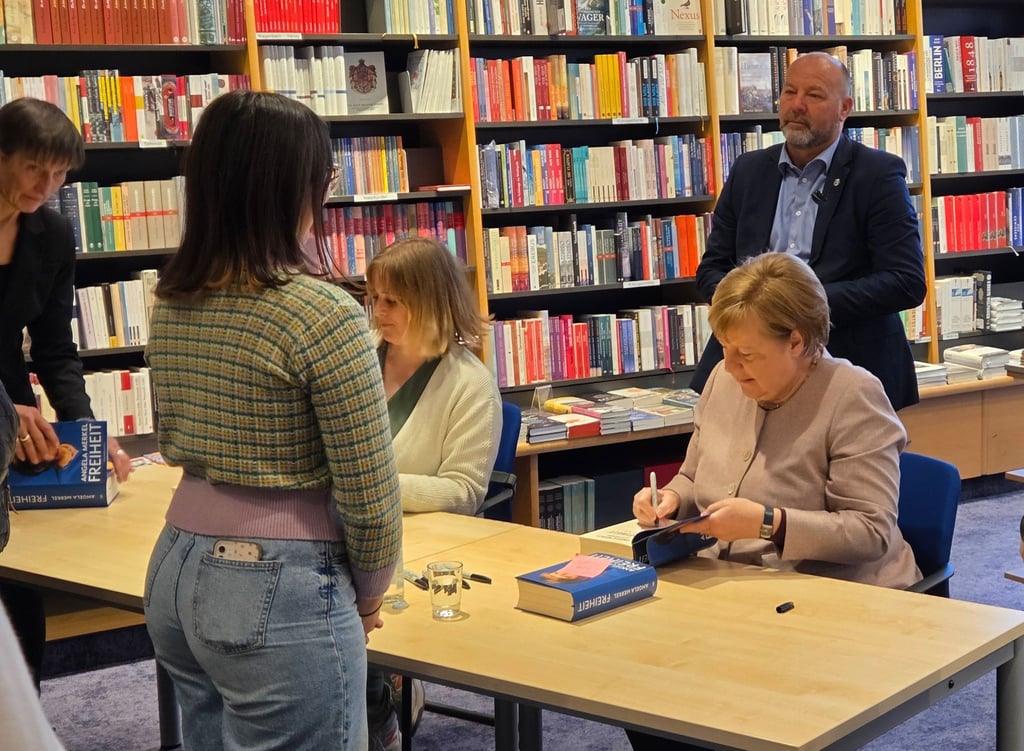 Altkanzlerin Angela Merkel signiert in Braunschweig für Hunderte Menschen ihr Buch.