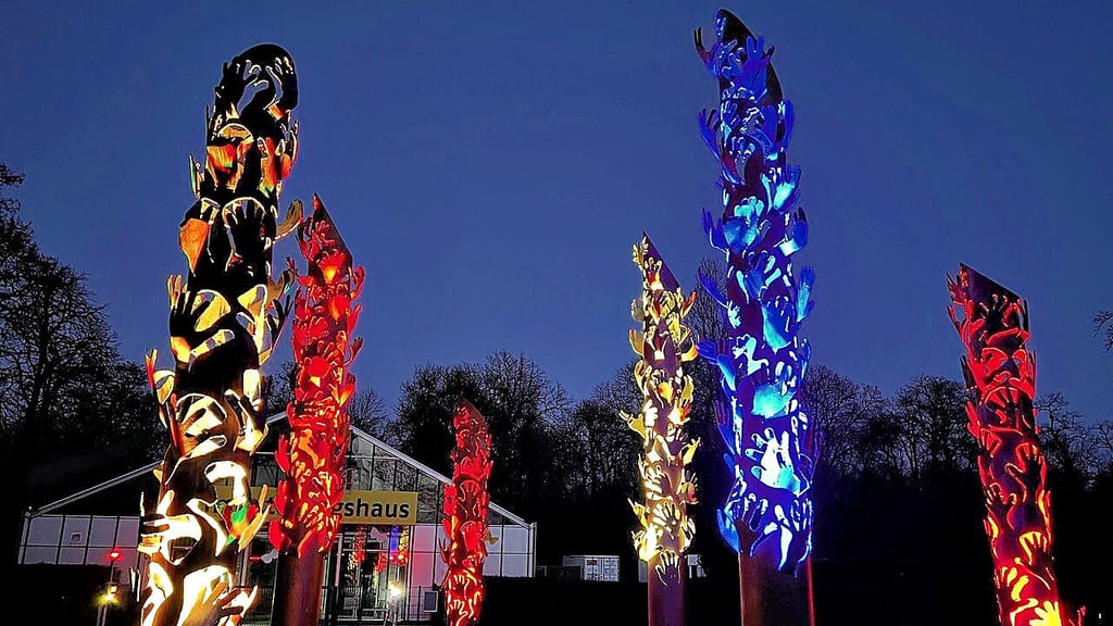 „Hoffnungsschimmer“ heißen diese aufragenden Hände. Sie leuchten vor dem Schmetterlingshaus des Magdeburger Elbauenparks.