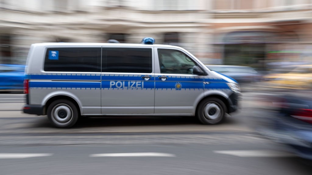 Nach einer Brandstiftung in Leipzig-Connewitz ermitteln Extremismusspezialisten der Polizei. (Archivbild)
