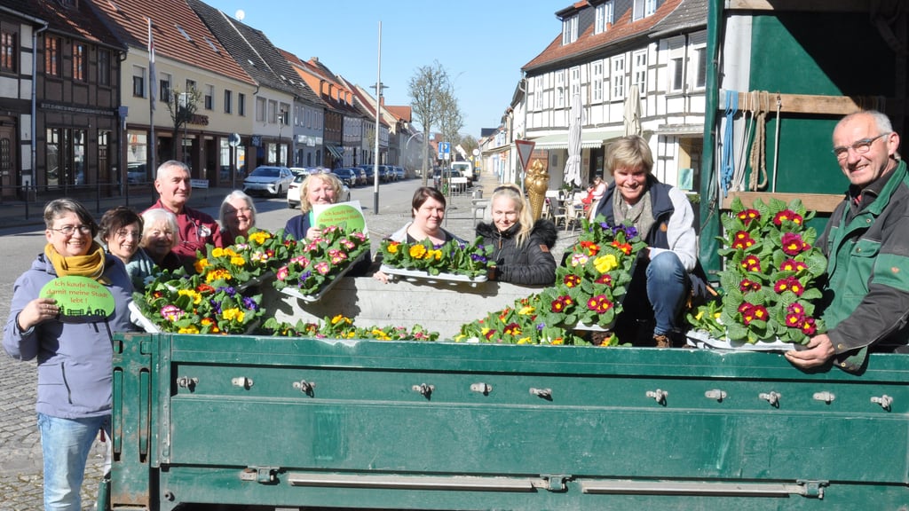 Gruppenfoto bei der Übergabe der Primeln am Markt in Seehausen. In diesem Jahr kommen die Blumen von der Gärtnerei Schwander.