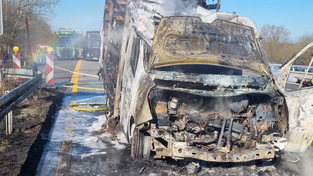 Ein Lkw stand auf der A2 in Richtung Berlin kurz vor der Anschlussstelle Alleringersleben in Flammen.