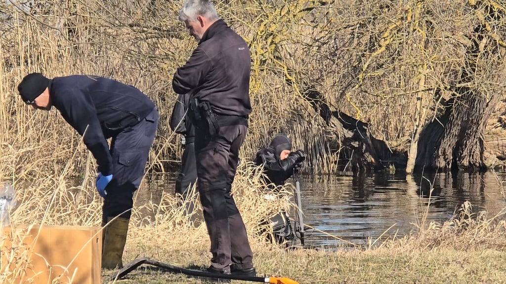 Die Polizei sucht an der Havel mit Leichenspürhunden und Tauchern nach dem vermisstem Mann aus Rathenow.