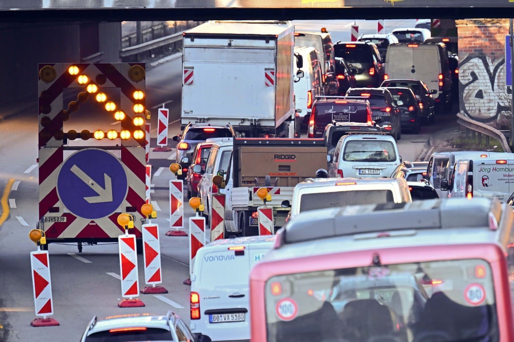 Stau in Berlin aufgrund der gesperrten Ringbahnbrücke.