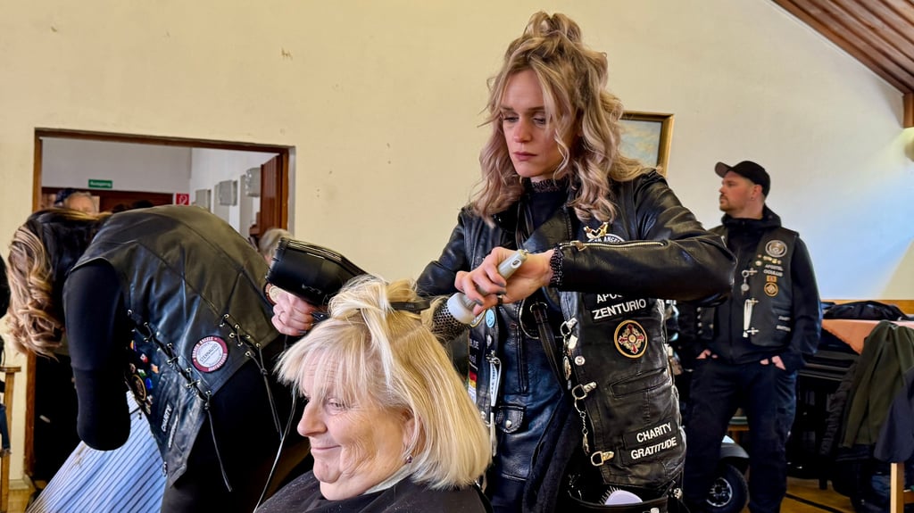 Mit einem breiten Lächeln bedankt sich eine von den Barber Angels umsorgte "Kundin" in der Wallonerkirche in Magdeburg für die neue Frisur.