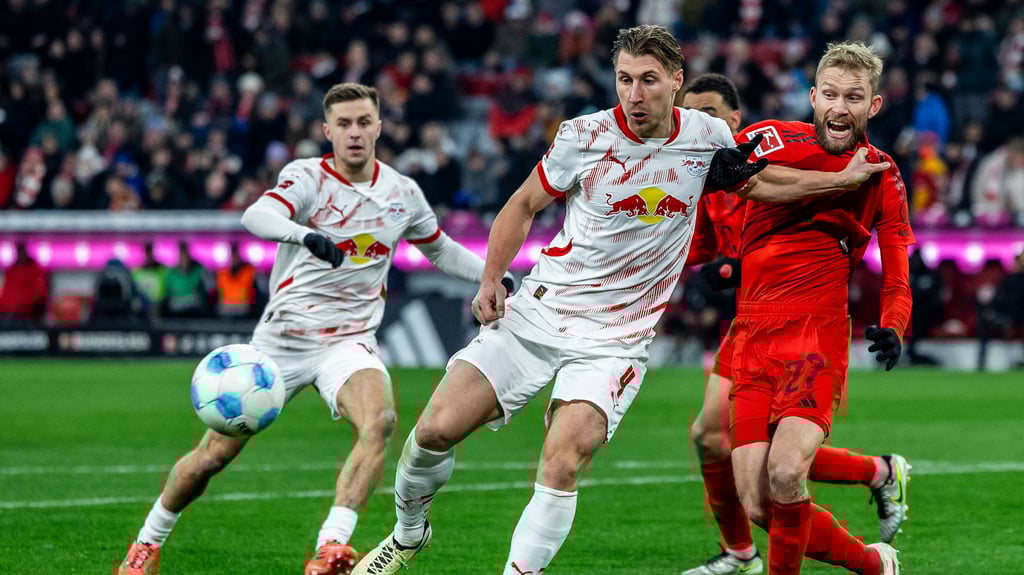 Willi Orban (2.v.r.) im Zweikampf mit seinem Ex-Teamkollegen Konrad Laimer vom FC Bayern.