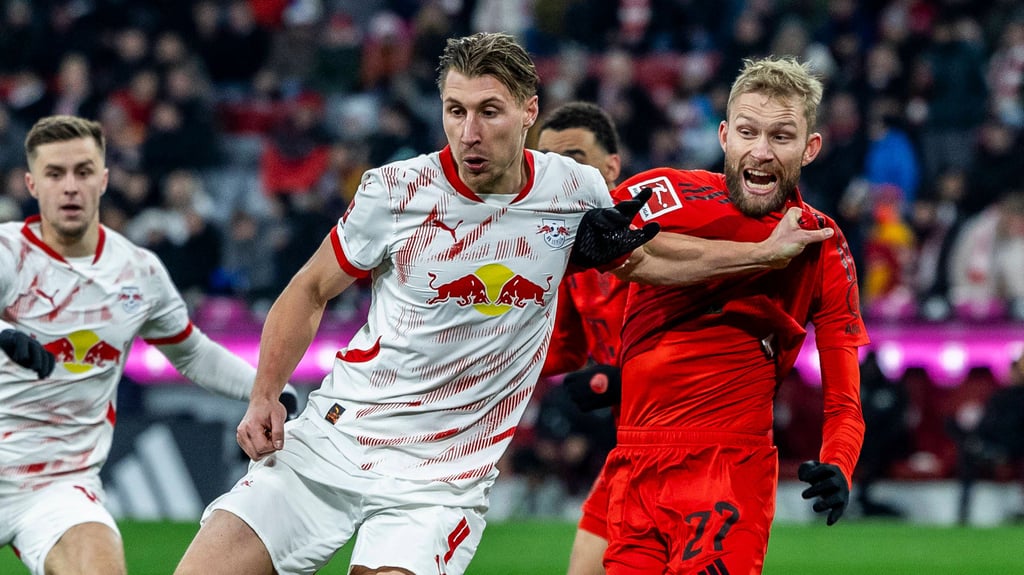 Willi Orban (2.v.r.) im Zweikampf mit seinem Ex-Teamkollegen Konrad Laimer vom FC Bayern.