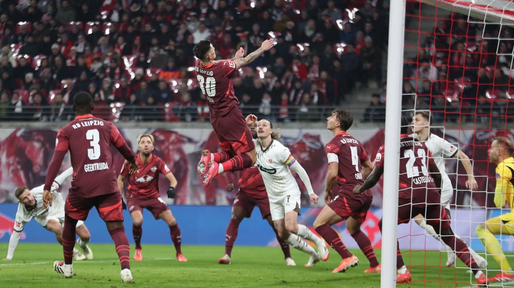 Alle Augen nach oben: Der RB-Abwehrverbund im Spiel gegen den FC St. Pauli