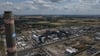 Gerade auch am Chemiestandort Leuna denken Unternehmen um: In einer neuen Raffinerie sollen chemische Grundstoffe statt aus Erdöl aus Holz hergestellt werden. (Archivbild)