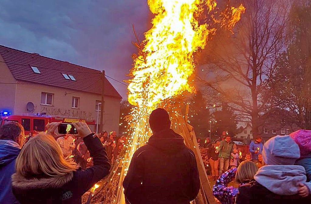 Feurig-romatisch geht es immer beim Reichardtswerbener Osterfeuer zu.