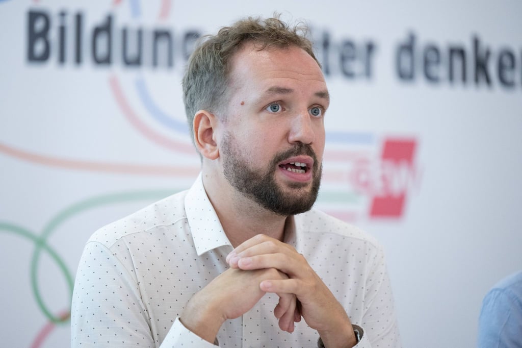 Burkhard Naumann, Vorsitzender der GEW Sachsen, kritisiert das angekündigte Maßnahmenpaket des Kultusministeriums. (Archivbild)