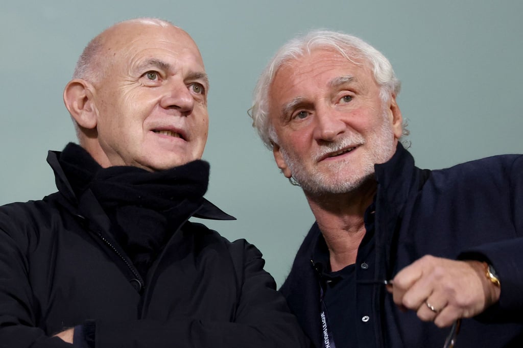 DFB-Präsident Bernd Neuendorf (l) spürt großes Vertrauen in Sportdirektor Rudi Völler.