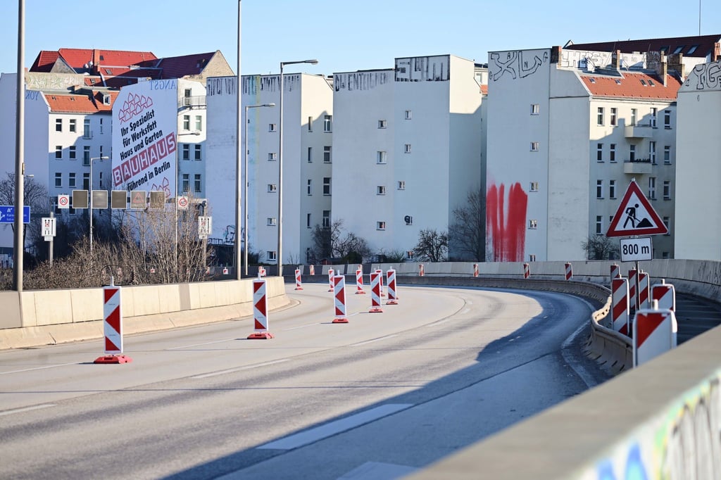 Seit Mittwochabend ist die Stadtautobahnbrücke der A100 voll gesperrt.