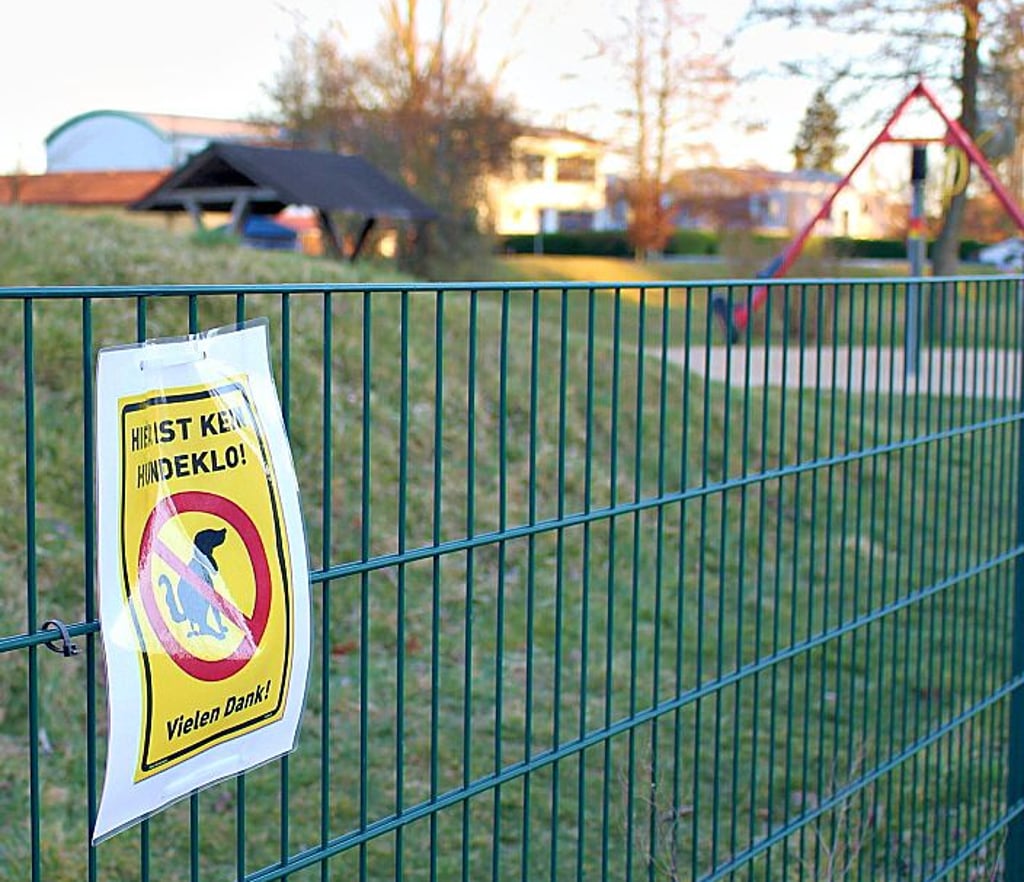 Am Rodelberg in Güterglück richten sich jetzt Schilder an Hundebesitzer.