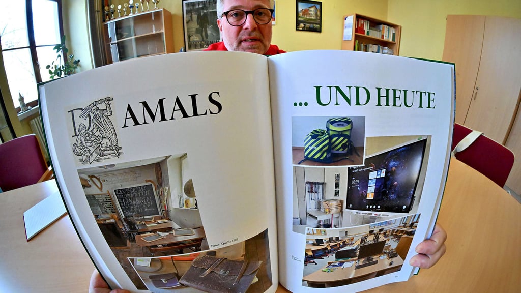 Schulleiter Axel Wieczorek präsentiert die Chronik zum 700-jährigen Bestehen des Stephaneums.