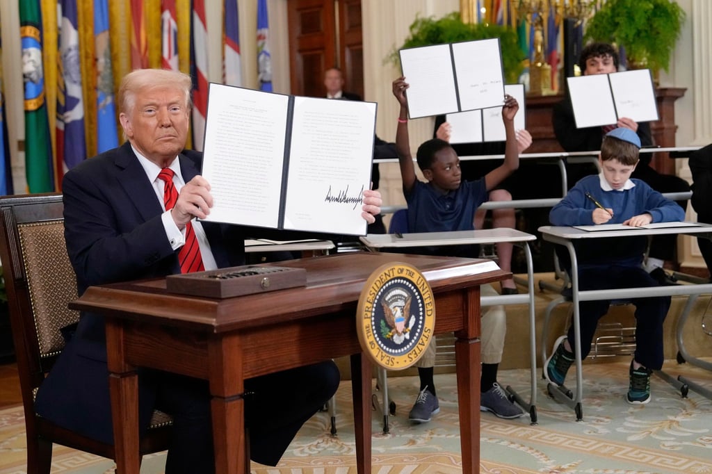 Die Unterzeichnung des Dekrets wurde entsprechend in Szene gesetzt.