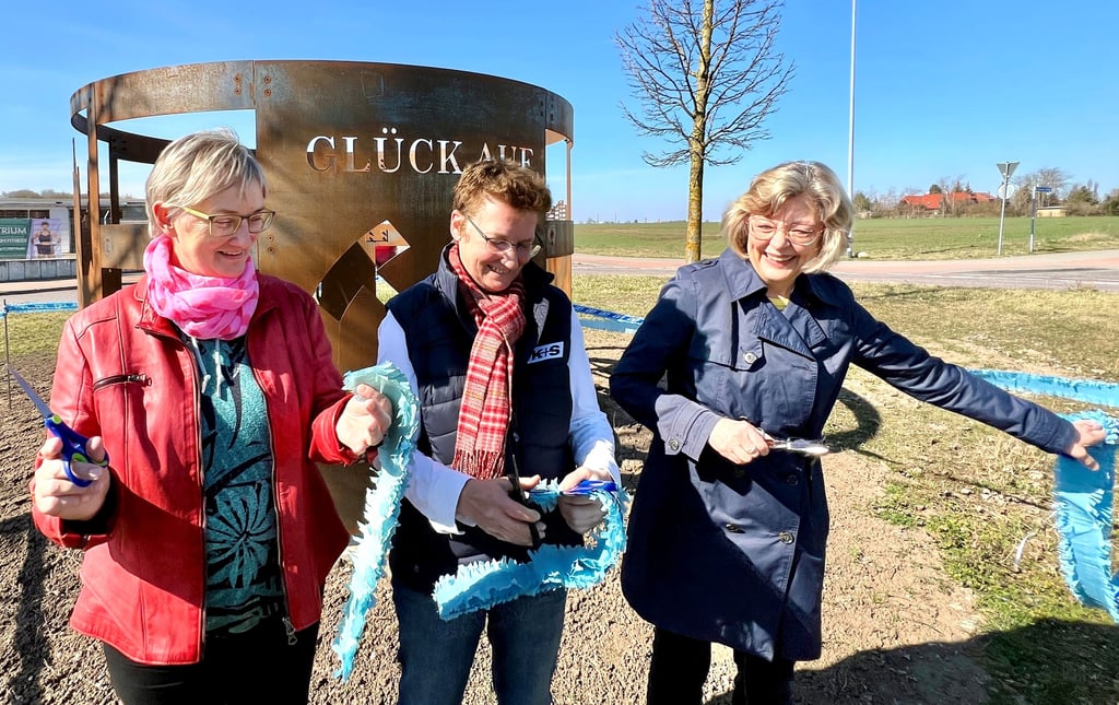 Oberbürgermeisterin Silvia Ristow (von links), Werksleiterin Dorothee Telaar und Steffi Damme, ehemalige Ideenmanagerin des K+S-Salzwerks Bernburg, mit dem symbolischen Scherenschnitt zur Einweihung.