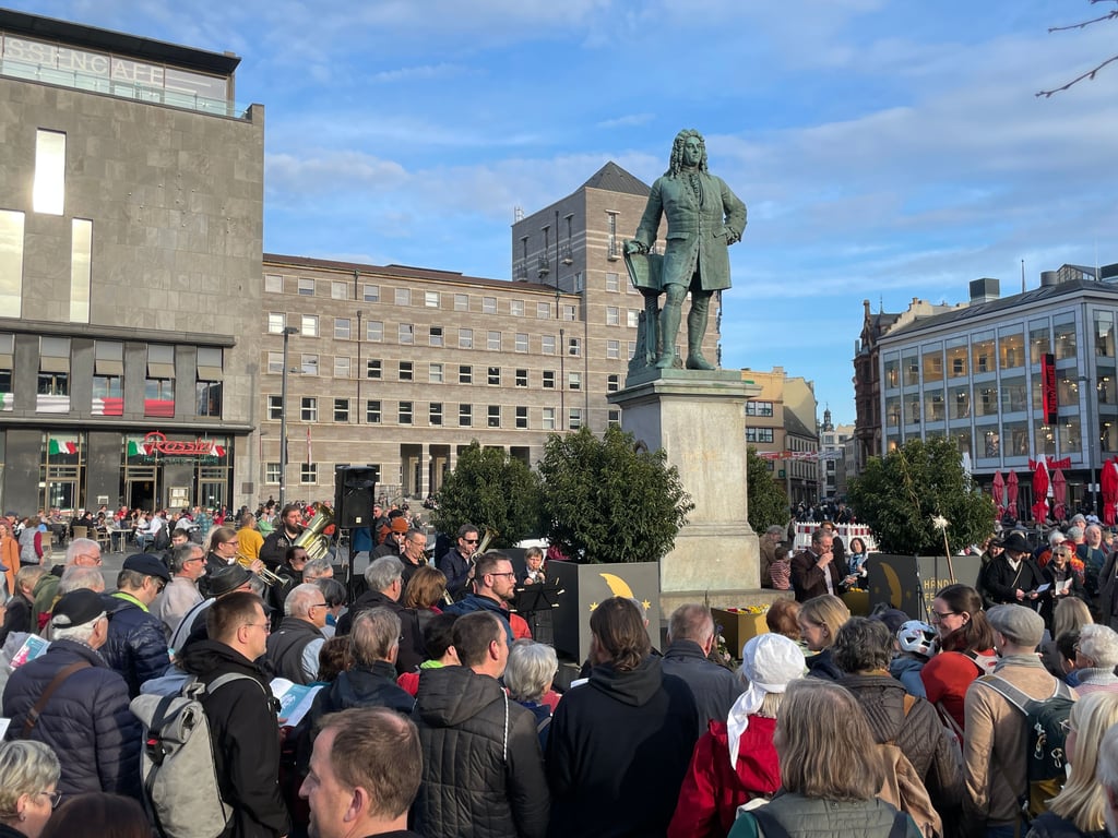 Hunderte sangesfreudige Hallenser sowie Chöre unter anderem aus Irland feierten nachträglich Händels Geburtstag. 