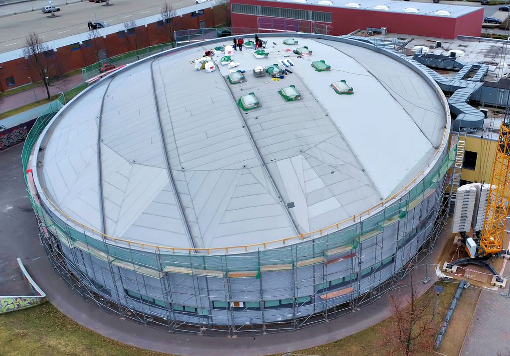 Das Sport- und Freizeitzentrum Ballhaus am Seegraben aus der Drohnen-Perspektive.