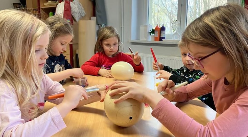 Die Kita-Kinder in Osterhausen haben in diesem Jahr besonders große Ostereier geschenkt bekommen. Ob die wohl von Dinos stammen? Das überlegten die Kinder.